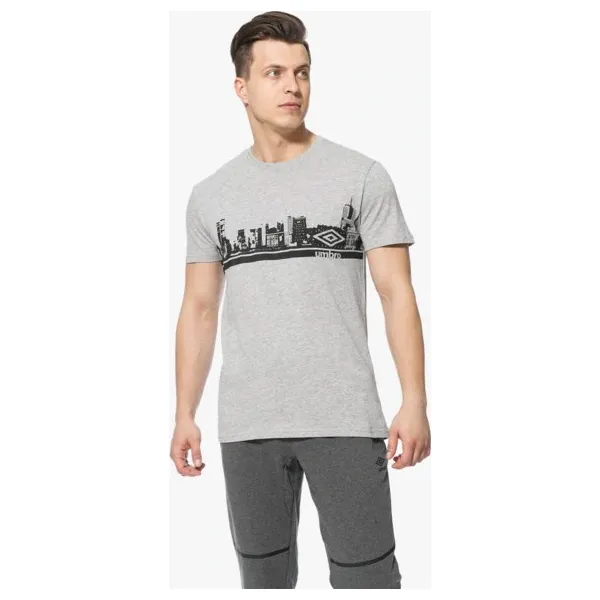 Umbro Koszulka Ss Metropolis , szary, rozmiar XXL. Szare koszulki męskie Umbro, xxl, z nadrukiem, z bawełny, bez kołnierzyka, bez rękawów. W wyprzedaży za 31,99 zł.