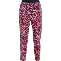 Spodnie dresowe damskie: Baum und Pferdgarten JANAI Spodnie treningowe pink leopard