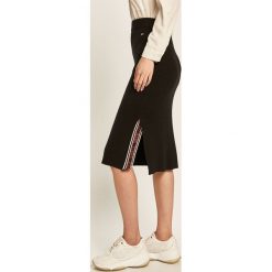 Tommy Jeans - Spódnica. Czarne spódniczki damskie Tommy Jeans, na co dzień, s, bez wzorów, z bawełny, casualowe, midi, proste. W wyprzedaży za 179,90 zł.