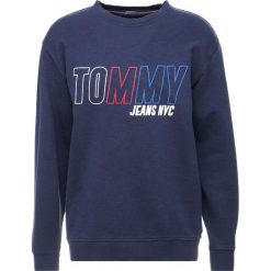 Tommy Jeans VINTAGE GRAPHIC CREW Bluza black iris. Niebieskie bluzy męskie Tommy Jeans, s, z bawełny. W wyprzedaży za 359,20 zł.