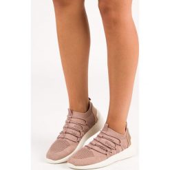 NOVA tekstylne wsuwane obuwie sportowe różowe. Różowe buty sportowe damskie marki KYLIE, bez wzorów, bez zapięcia. Za 89,90 zł.