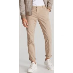 Dopasowane spodnie chino - Beżowy. Brązowe spodnie męskie Reserved, m, bez wzorów. Za 129,99 zł.