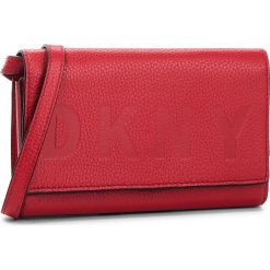 Torebka DKNY - Commuter Wallet On A String R835A670 Rouge RGE. Czerwone torebki klasyczne damskie DKNY, bez wzorów, ze skóry, bez dodatków. W wyprzedaży za 349,00 zł.