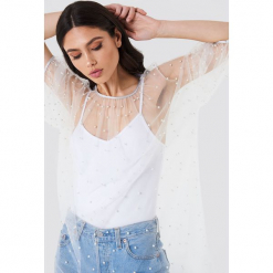 NA-KD Boho Sukienka z siateczki z perłami - White. Białe sukienki boho marki NA-KD Boho, z okrągłym kołnierzem, z krótkim rękawem, midi. W wyprzedaży za 121,48 zł.