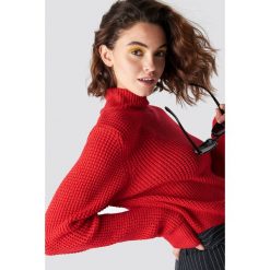 Emilie Briting x NA-KD Ażurowy sweter z golfem - Red. Czerwone swetry damskie marki Emilie Briting x NA-KD, w ażurowe wzory, z dzianiny, z długim rękawem. W wyprzedaży za 97,17 zł.