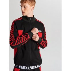 Bluza track jacket z geometrycznymi lampasami - Czarny. Czarne bluzy męskie Cropp, s, bez wzorów, bez kołnierzyka, bez rękawów, bez kaptura. W wyprzedaży za 49,99 zł.