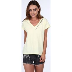T-shirt z delikatnym napisem jasnożółty 20848. Żółte t-shirty damskie marki Fasardi, s, z napisami, bez rękawów, bez kaptura. Za 39,00 zł.