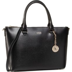 Torebka DKNY - Bryant R01D3G85 Blk/Gold BGD. Czarne torebki klasyczne damskie DKNY, bez wzorów, ze skóry, klasyczne, bez dodatków. W wyprzedaży za 749,00 zł.