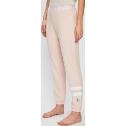 Dkny - Spodnie. Różowe spodnie damskie DKNY, s, z nadrukiem, z elastanu, casualowe. W wyprzedaży za 179,90 zł.
