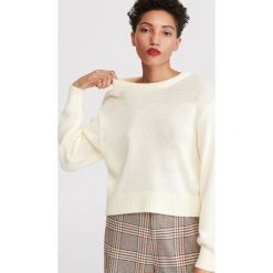 Krótki sweter - Kremowy. Białe swetry damskie Reserved, s, bez wzorów, z krótkim rękawem, krótkie, bez kaptura. Za 99,99 zł.
