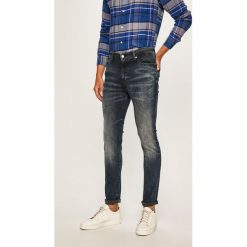 Tommy Jeans - Jeansy Simon. Niebieskie jeansy męskie Tommy Jeans, bez wzorów. W wyprzedaży za 449,90 zł.