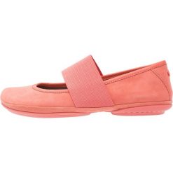 Camper RIGHT NINA Baleriny z zapięciem medium pink. Różowe baleriny damskie marki Camper, bez wzorów, ze skóry, bez obcasa. W wyprzedaży za 367,20 zł.