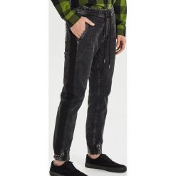 Jeansowe joggery z lampasem - Czarny. Czarne spodnie męskie Cropp, m, bez wzorów, z jeansu. Za 119,99 zł.