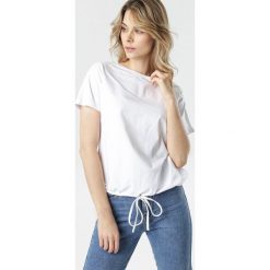 Biały T-shirt Malinore. Białe t-shirty damskie Born2be, s, bez wzorów, bez kołnierzyka. W wyprzedaży za 59,99 zł.