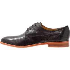 Melvin & Hamilton AMELIE Oksfordki black. Czarne półbuty damskie marki Melvin & Hamilton, eleganckie, bez obcasa, na sznurówki. W wyprzedaży za 551,20 zł.