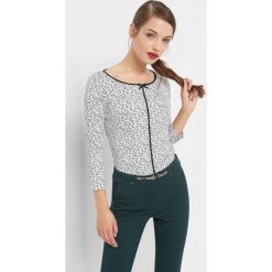 Koszulka w kwiaty z lamówką. Białe t-shirty damskie Orsay, s, w kwiaty, z elastanu, eleganckie, z okrągłym kołnierzem, z długim rękawem. Za 69,99 zł.