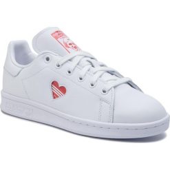 Buty adidas - Stan Smith W G27893 Ftwwht/Actred/Ftwwht. Białe buty sportowe damskie Adidas, na co dzień, bez wzorów, ze skóry, bez obcasa, na płaskiej podeszwie, bez zapięcia. W wyprzedaży za 279,00 zł.