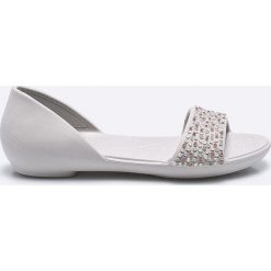 Crocs - Baleriny. Szare baleriny damskie Crocs, bez wzorów, z gumy, bez obcasa. W wyprzedaży za 159,90 zł.