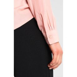 Bluzki asymetryczne: Modström FLORINA SHIRT Bluzka frosty rose