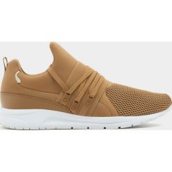 Buty męskie: Piaskowe buty sportowe z falistym motywem