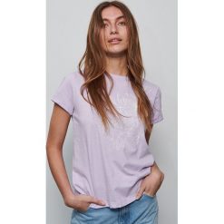 T-shirt z roślinnym nadrukiem - Fioletowy. Fioletowe t-shirty damskie Reserved, s, z nadrukiem, bez kołnierzyka. W wyprzedaży za 25,99 zł.