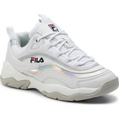 Sneakersy FILA - Ray M Low Wmn 1010763.00K White/Silver. Białe półbuty damskie Fila, ze skóry ekologicznej. W wyprzedaży za 339,00 zł.