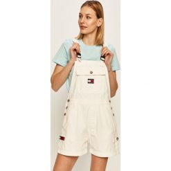 Tommy Jeans - Szorty jeansowe. Białe szorty damskie Tommy Jeans, s, z aplikacjami, z bawełny, casualowe. Za 539,90 zł.
