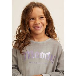 Mango Kids - Bluza dziecięca Moody 110-122 cm. Szare bluzy dziewczęce marki Mango Kids, z nadrukiem, z bawełny, bez kaptura. W wyprzedaży za 35,90 zł.