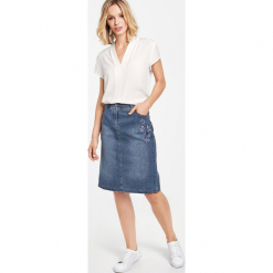 Dżinsowa spódnica z kwiatowym haftem. Niebieskie spódniczki marki GERRY WEBER EDITION, z haftami, z bawełny, sportowe, midi, sportowe. Za 379,00 zł.