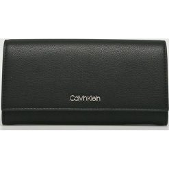 Calvin Klein - Portfel. Czarne portfele damskie marki Calvin Klein, ze skóry ekologicznej. Za 279,90 zł.