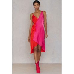 Sukienki: NA-KD Trend Asymetryczna sukienka kopertowa – Pink,Red,Multicolor