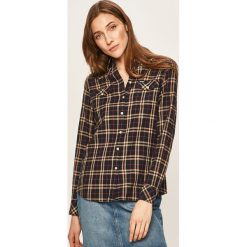 Wrangler - Koszula. Niebieskie bluzki damskie Wrangler, na co dzień, s, bez wzorów, z bawełny, klasyczne, z klasycznym kołnierzykiem, z długim rękawem. W wyprzedaży za 199,90 zł.