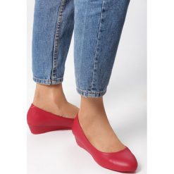 Czerwone Koturny Something I Need. Czerwone koturny damskie Born2be, bez obcasa, na koturnie, bez zapięcia. W wyprzedaży za 29,99 zł.