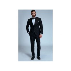 SMOKING OMEN. Czarne garnitury męskie marki Guns&tuxedos, bez wzorów, z satyny. Za 849,99 zł.