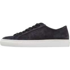 Filippa K KATE Sneakersy niskie off black. Szare trampki i tenisówki damskie marki Filippa K, bez wzorów, ze skóry, bez zapięcia. Za 879,00 zł.
