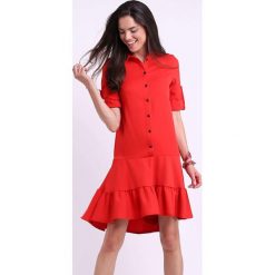 Sukienka w kolorze czerwonym. Czerwone sukienki damskie Jesienny butik, na co dzień, xs, bez wzorów, z klasycznym kołnierzykiem, bez rękawów, midi, proste. W wyprzedaży za 149,95 zł.