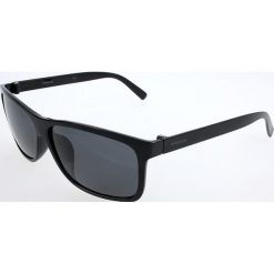 Męskie okulary przeciwsłoneczne w kolorze czarnym. Czarne okulary przeciwsłoneczne męskie marki Polaroid, z tworzywa sztucznego. W wyprzedaży za 94,95 zł.