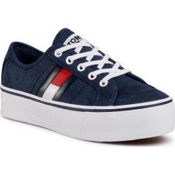 Tenisówki TOMMY JEANS - Flatform flag Sneaker EN0EN00944 Twilight Navy C87. Niebieskie półbuty damskie Tommy Jeans, bez wzorów, z jeansu, bez obcasa, bez zapięcia. Za 399,00 zł.