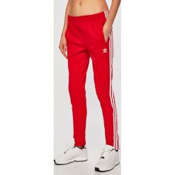 Adidas Originals - Spodnie. Czerwone spodnie damskie adidas Originals, bez wzorów, z elastanu, casualowe. Za 199,90 zł.