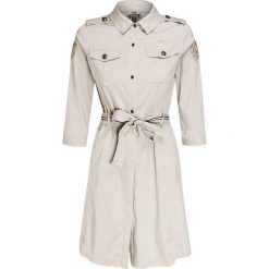 Sukienka AERONAUTICA MILITARE. Brązowe sukienki damskie Aeronautica Militare, moro, z tkaniny, militarne, bez kołnierzyka, bez rękawów, szmizjerki. Za 1200,00 zł.