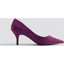 NA-KD Shoes Szpilki ze szpicem - Purple. Fioletowe szpilki marki NA-KD Shoes, bez wzorów, klasyczne, na wysokim obcasie, na szpilce, bez zapięcia. W wyprzedaży za 48,58 zł.