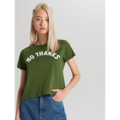Koszulka z napisem - Khaki. Brązowe koszulki damskie Cropp, s, z napisami, bez kołnierzyka, bez rękawów. W wyprzedaży za 15,99 zł.