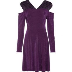 Sukienka z dżerseju, z koronką bonprix ciemny lila. Fioletowe sukienki damskie bonprix, w koronkowe wzory, z koronki, eleganckie, bez kołnierzyka, bez rękawów. Za 119,99 zł.