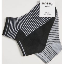 Skarpetki w paski - Czarny. Czarne skarpetki damskie Sinsay, w paski. Za 9,99 zł.