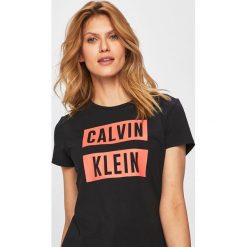 Calvin Klein Performance - Top. Białe bluzki damskie Calvin Klein Performance, s, z nadrukiem, z elastanu, z okrągłym kołnierzem. Za 189,90 zł.