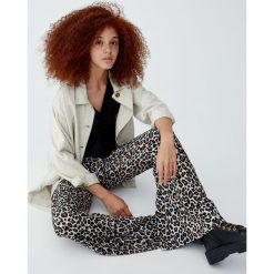 Spodnie dzwony. Szare spodnie damskie Pull&Bear. Za 79,90 zł.