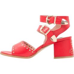 Rzymianki damskie: Lost Ink Wide Fit BEHATI STUD DETAIL LOW BLOCK Sandały red