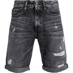 Calvin Klein Jeans SLIM SHORTSJ DIVISION BLACK DSTR RGD Szorty jeansowe black denim. Czarne rurki męskie marki Calvin Klein Jeans, z bawełny. Za 449,00 zł.
