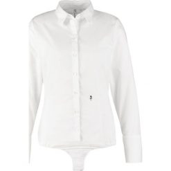 Seidensticker Koszula white. Białe bluzki damskie marki Seidensticker, bez wzorów, z elastanu, eleganckie, bez kołnierzyka, bez rękawów. Za 349,00 zł.