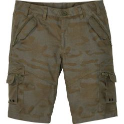 Bermudy bojówki Baggy Fit bonprix ciemnooliwkowy moro. Zielone spodenki i szorty męskie bonprix, m, moro. Za 134,99 zł.